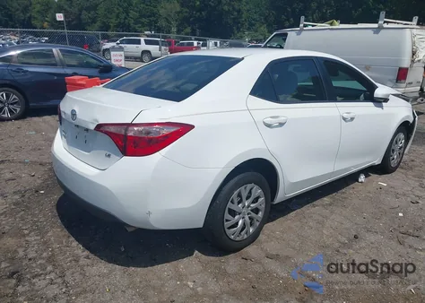 2018 Toyota Corolla Le z USA, uszkodzony, nr VIN 5YFBURHE5JP738790